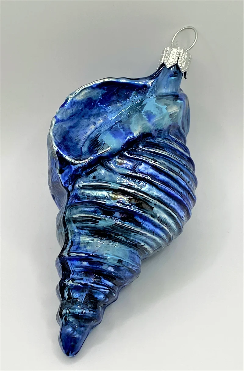 Blau marmorierte Turmschneckenhäuschen