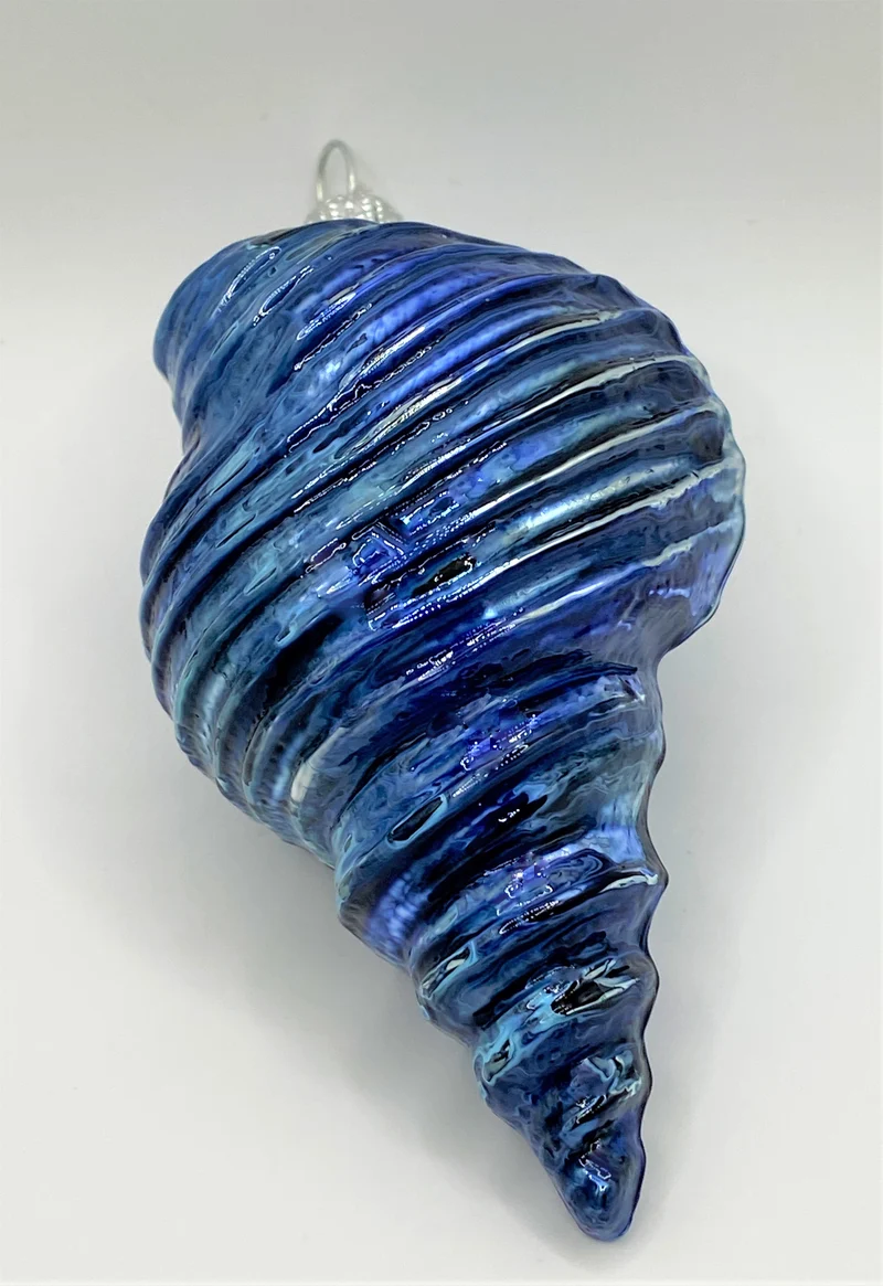Blau marmorierte Turmschneckenhäuschen