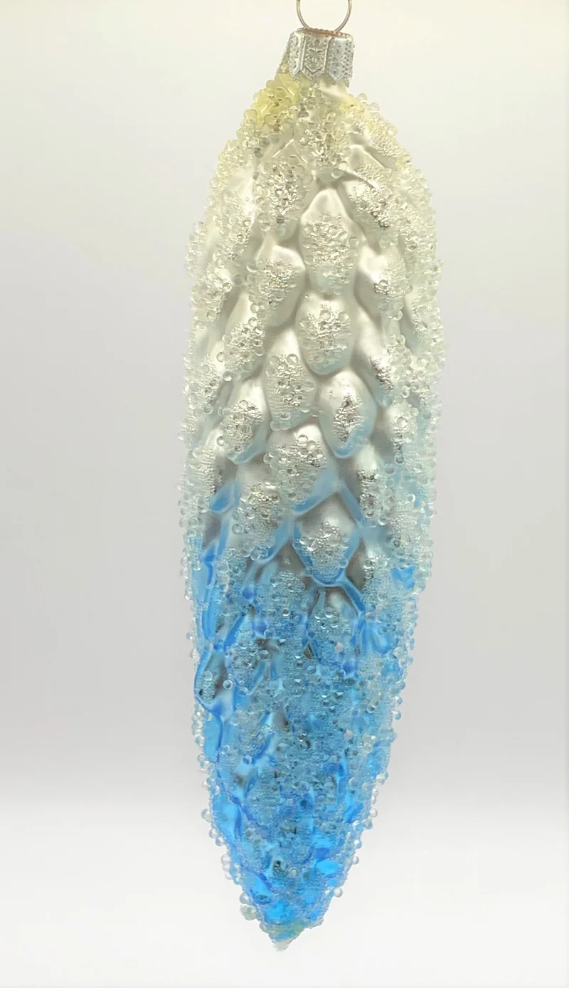 Langer Zapfen weiss und hellblau mit vielen kleinen Glitzerkügelchen