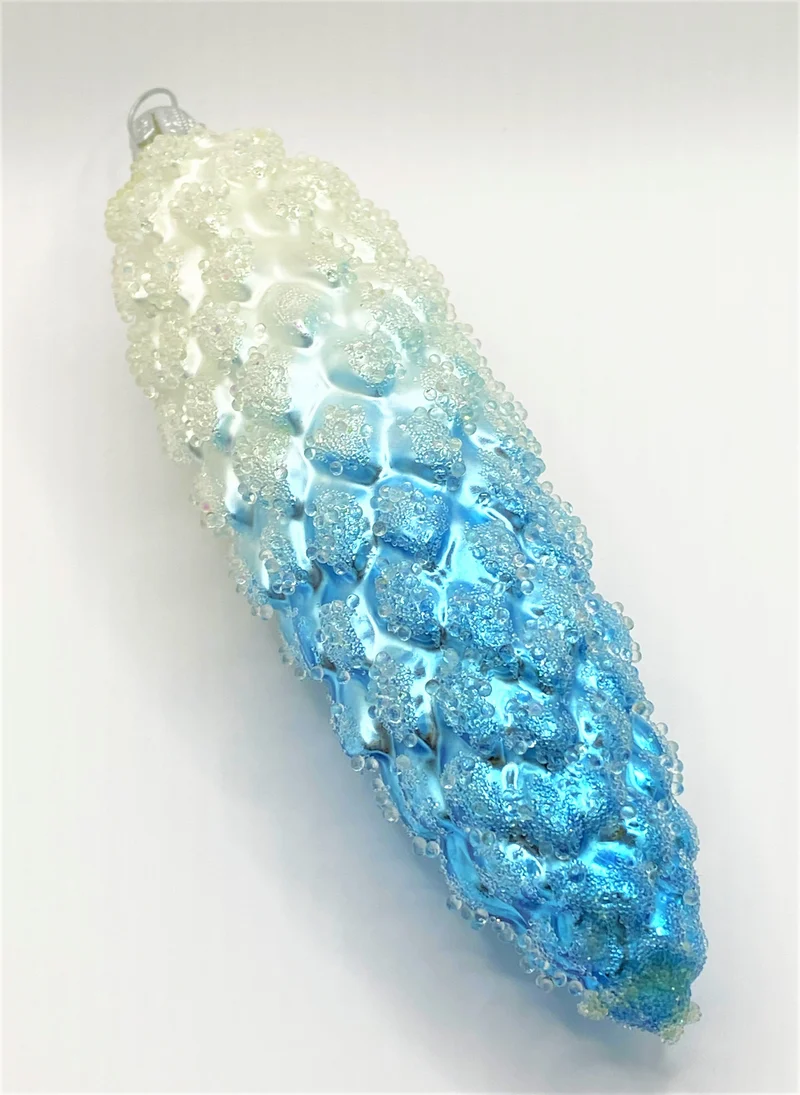 Langer Zapfen weiss und hellblau mit vielen kleinen Glitzerkügelchen