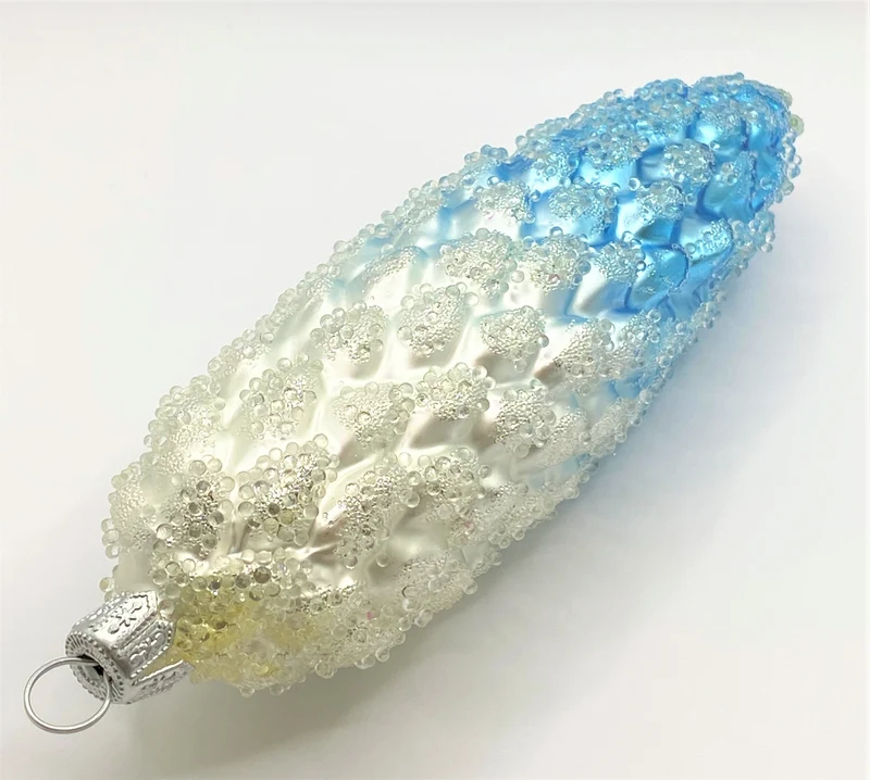 Langer Zapfen weiss und hellblau mit vielen kleinen Glitzerkügelchen