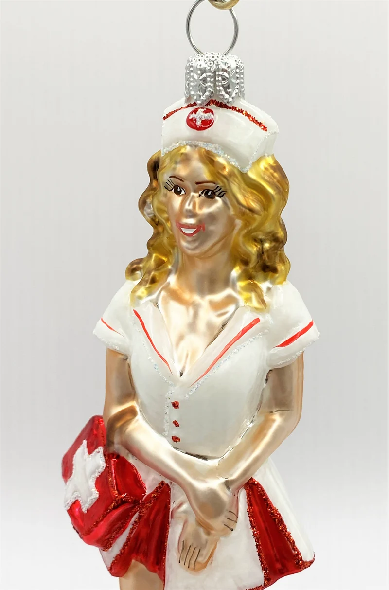 Krankenschwester im kurzen Kleidchen