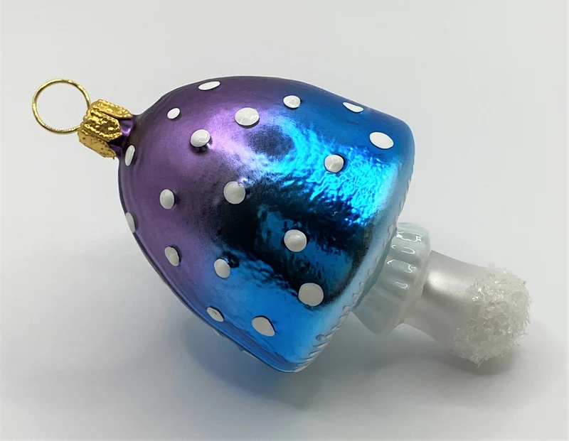 Violett blau getupfter Pilz