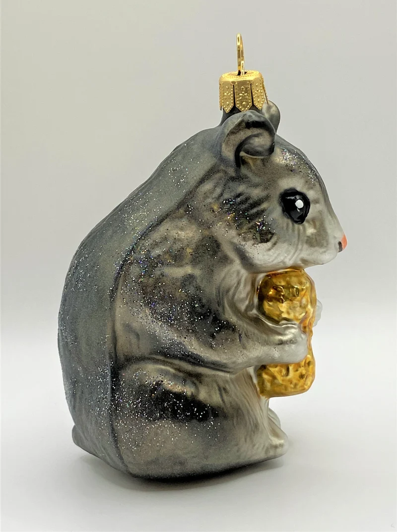 Grauer Hamster knabbert an der Erdnuss