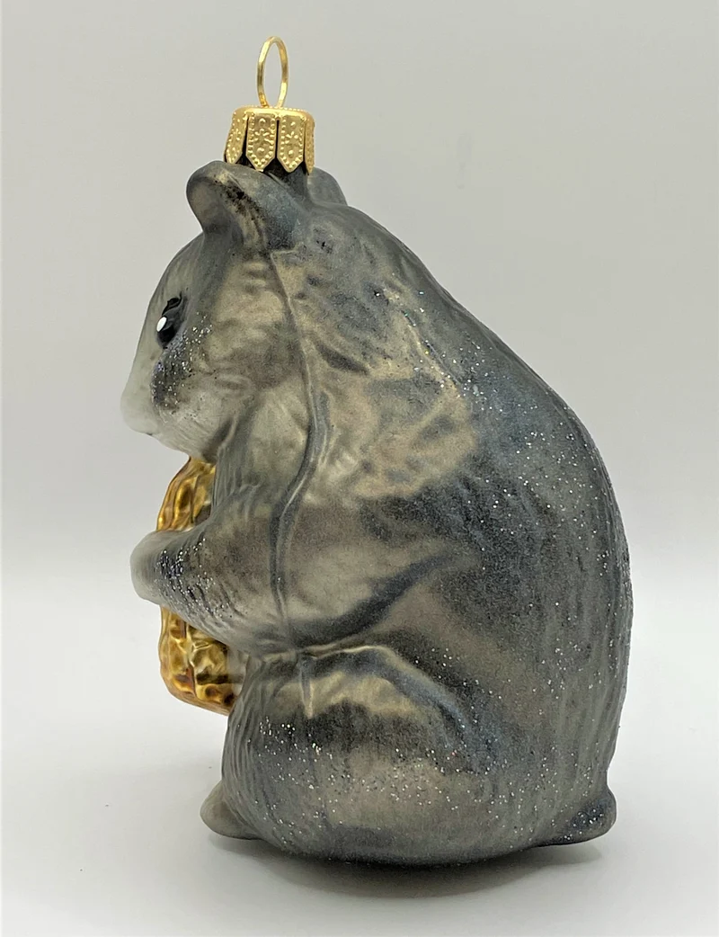 Grauer Hamster knabbert an der Erdnuss