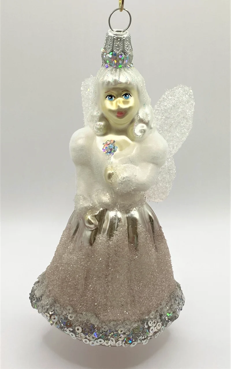 Fee im silbernen Glitzerkleid