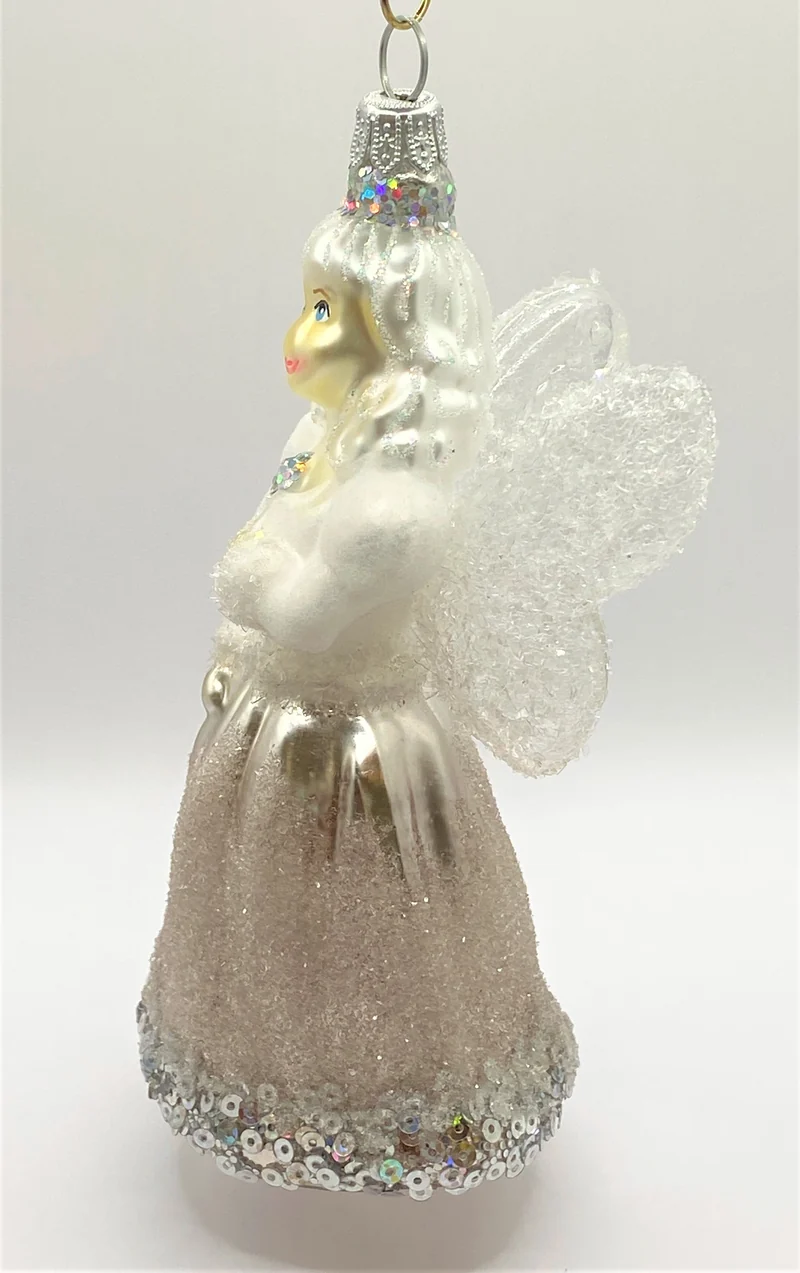 Fee im silbernen Glitzerkleid