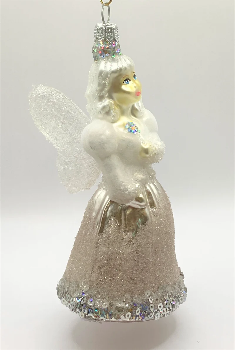Fee im silbernen Glitzerkleid