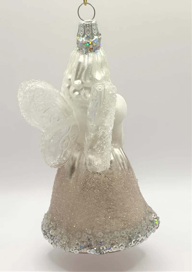 Fee im silbernen Glitzerkleid