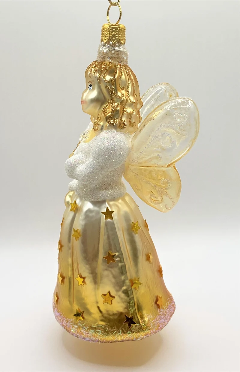 Fee im goldenen Sternenkleid