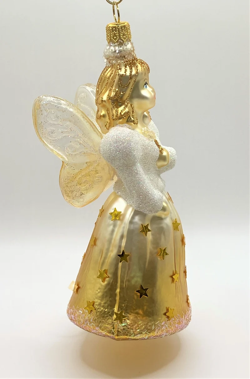 Fee im goldenen Sternenkleid