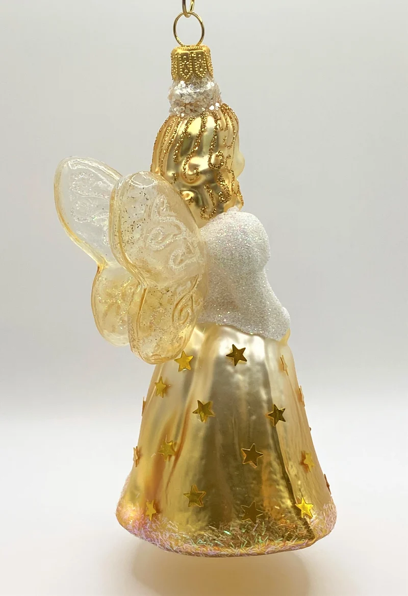 Fee im goldenen Sternenkleid