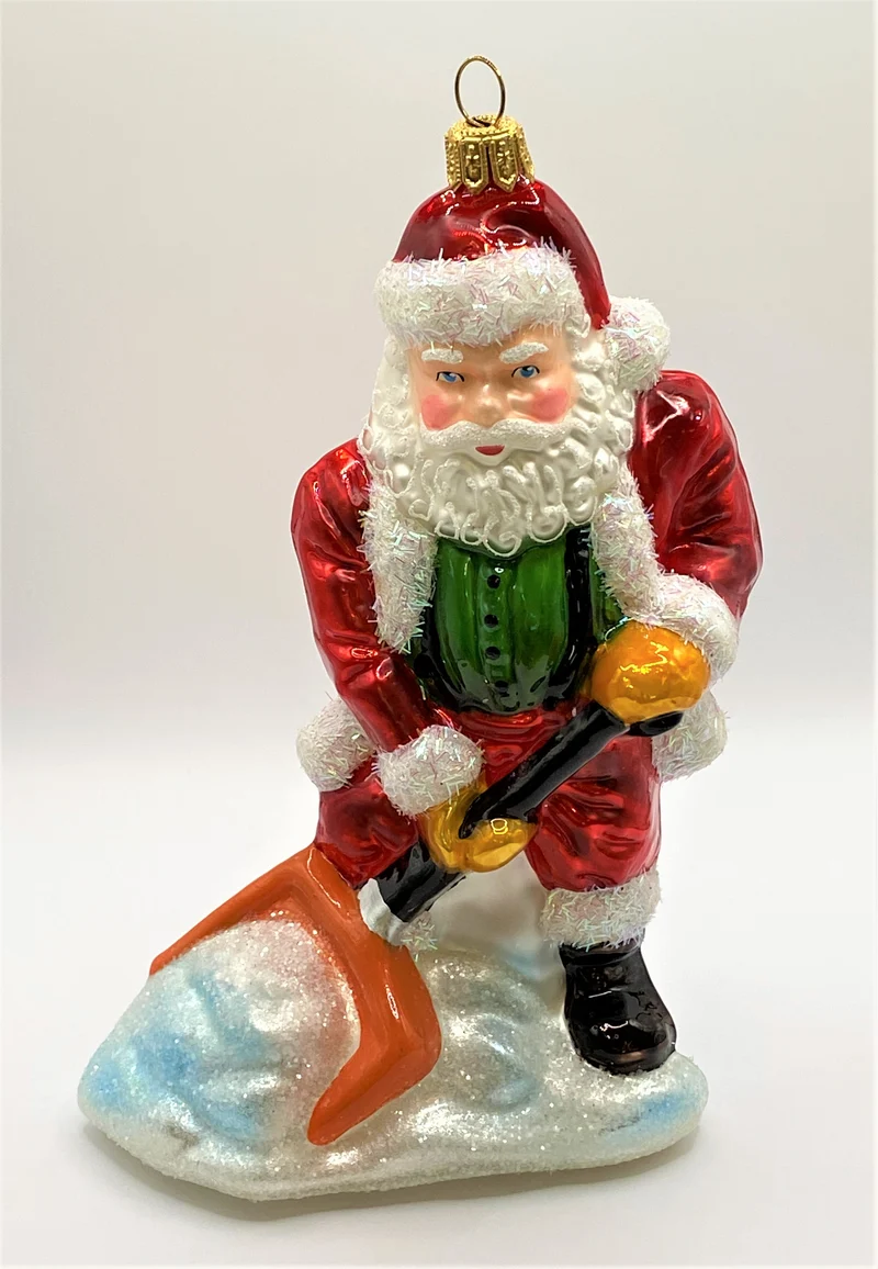 Santa schaufelt Schnee