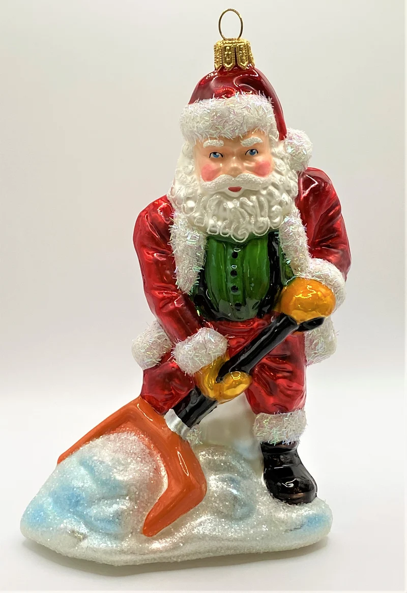Santa schaufelt Schnee