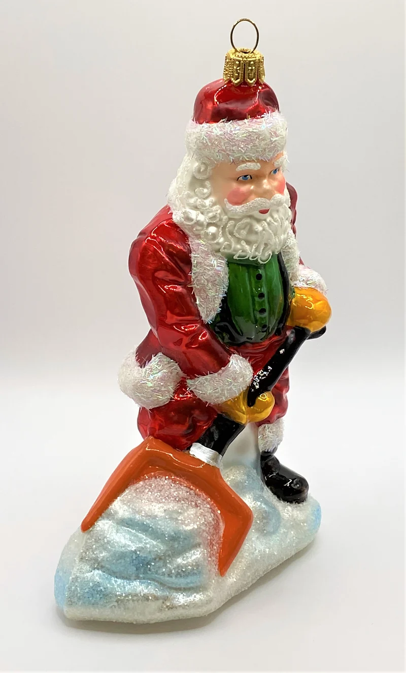 Santa schaufelt Schnee