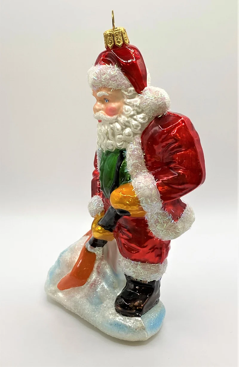 Santa schaufelt Schnee