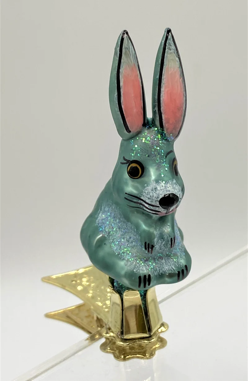 Kleiner grauer Hase auf Clip