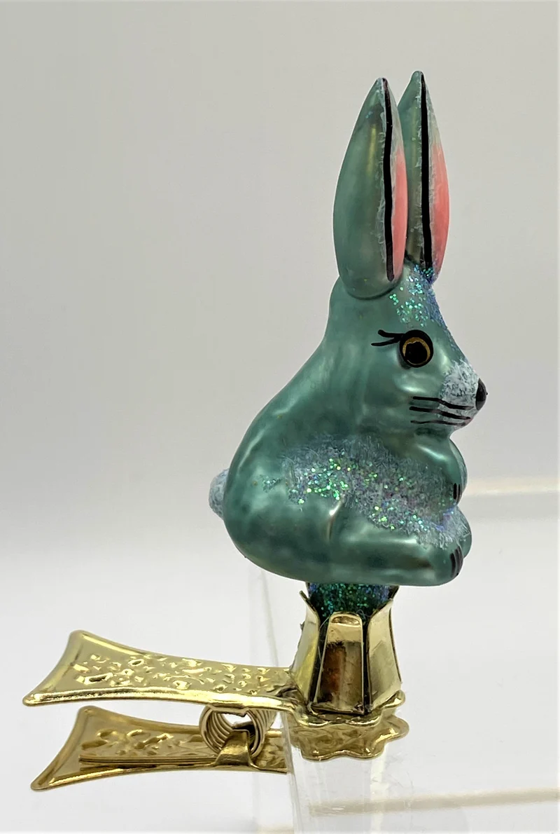 Kleiner grauer Hase auf Clip