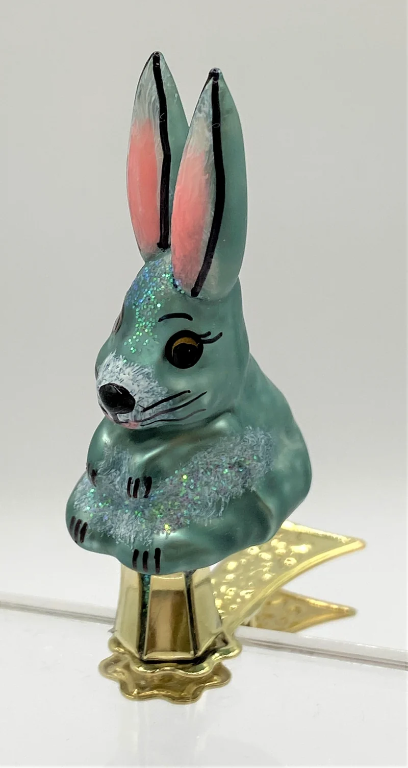 Kleiner grauer Hase auf Clip