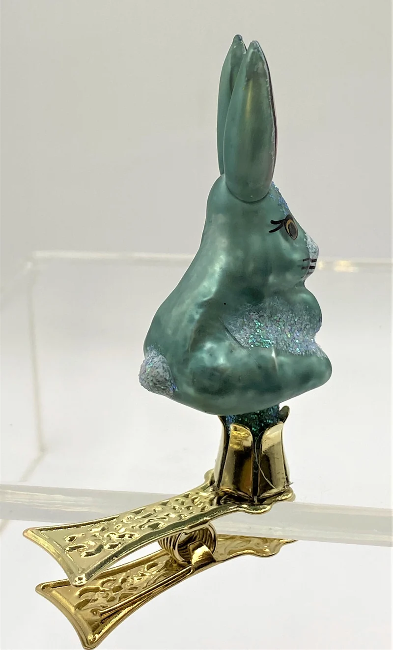 Kleiner grauer Hase auf Clip