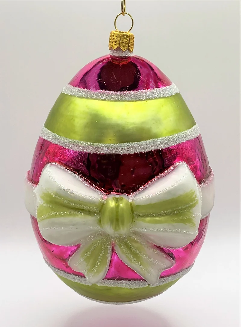 Grosses pink und grün gestreiftes Osterei mit weisser Schleife