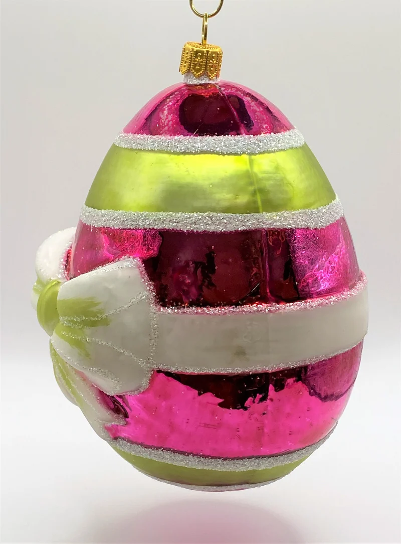 Grosses pink und grün gestreiftes Osterei mit weisser Schleife