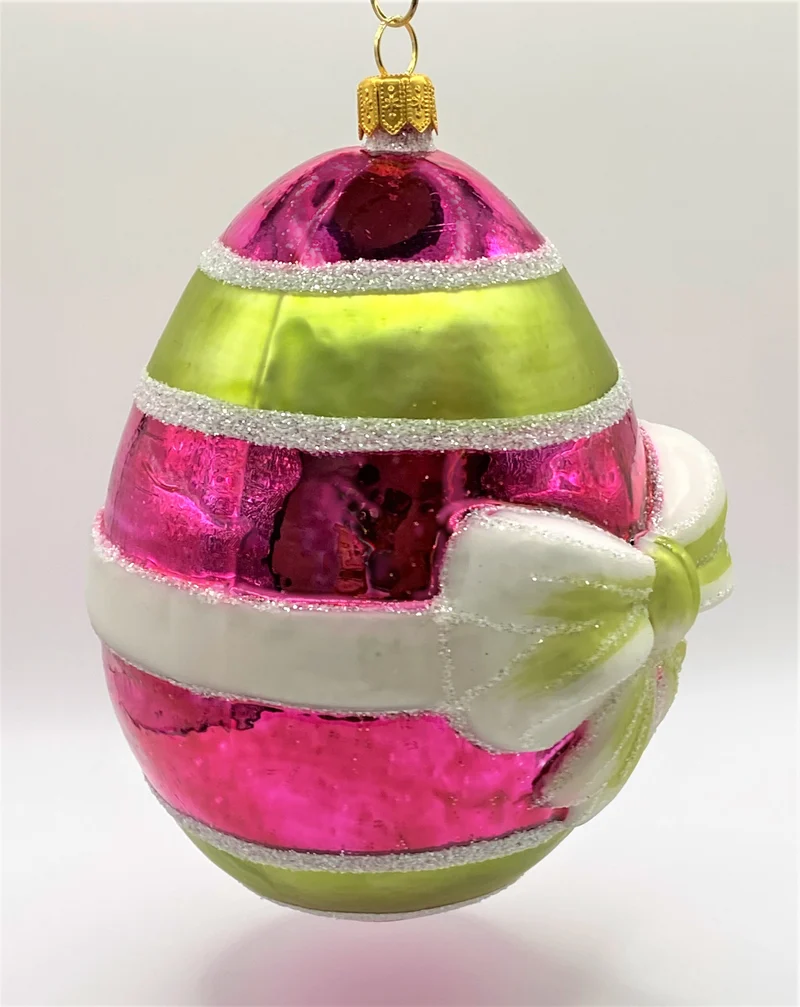 Grosses pink und grün gestreiftes Osterei mit weisser Schleife