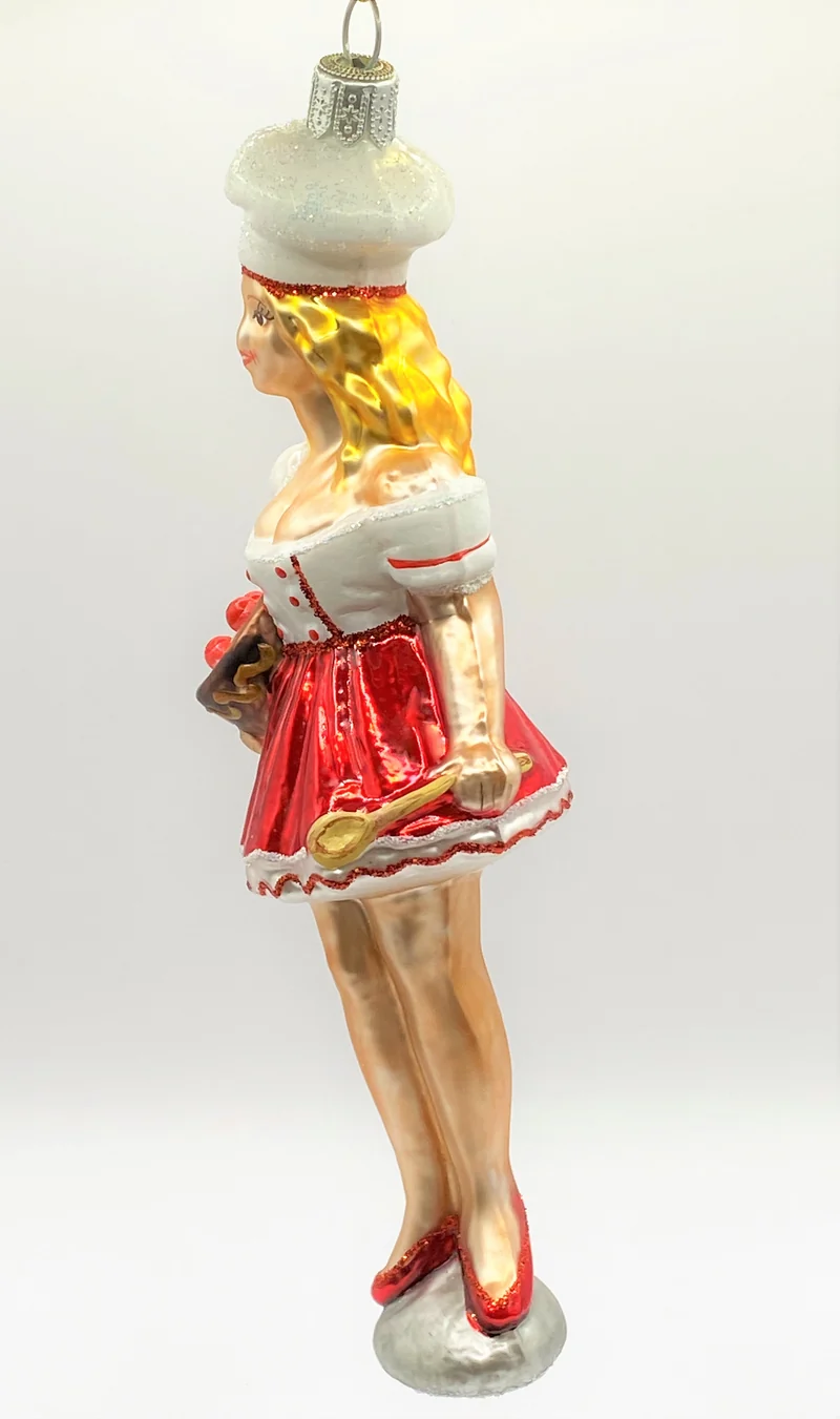 Köchin im kurzen Kleidchen und Topf und Kelle in der Hand