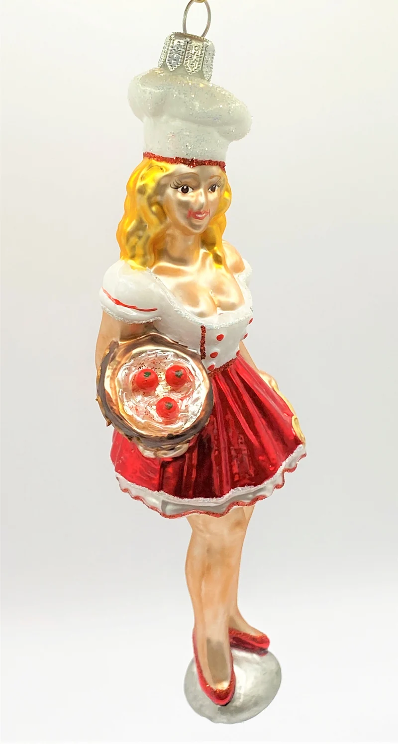 Köchin im kurzen Kleidchen und Topf und Kelle in der Hand