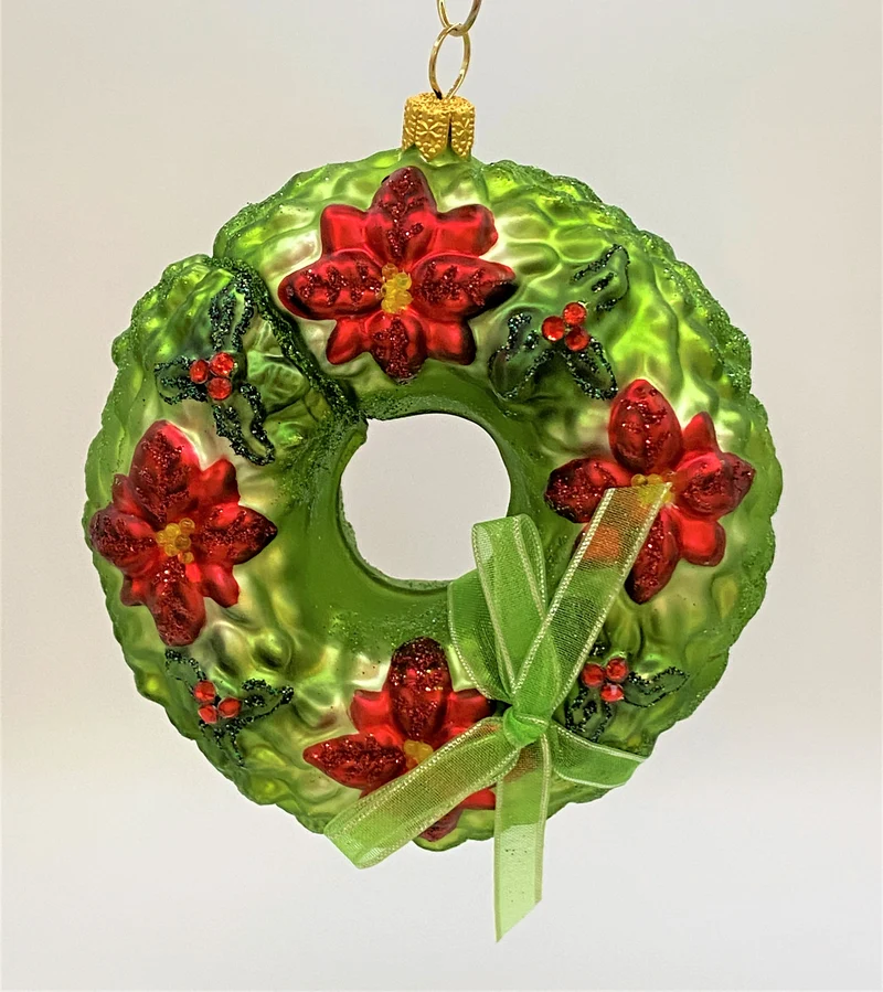 Kranz geschmückt mit Poinsettien und Ilex