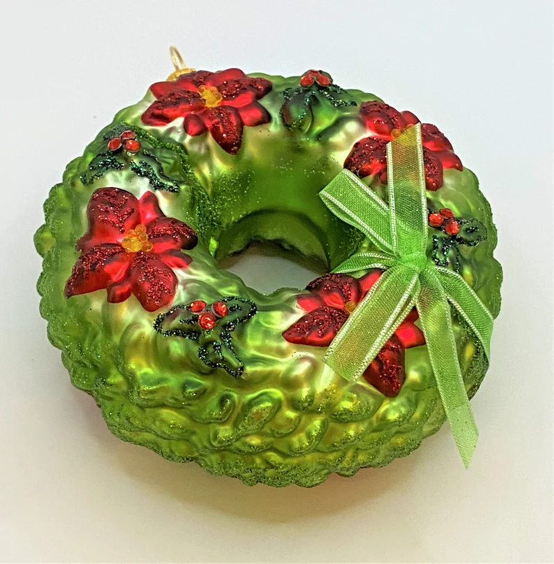 Kranz geschmückt mit Poinsettien und Ilex