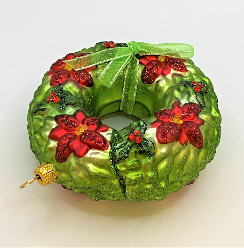 Kranz geschmückt mit Poinsettien und Ilex