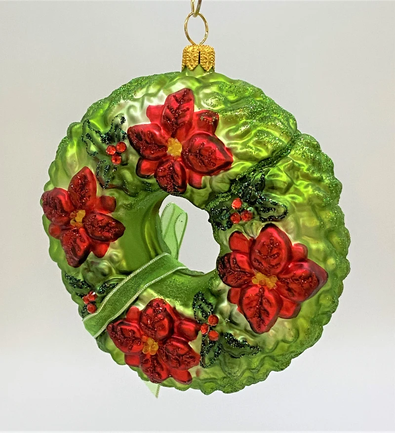 Kranz geschmückt mit Poinsettien und Ilex