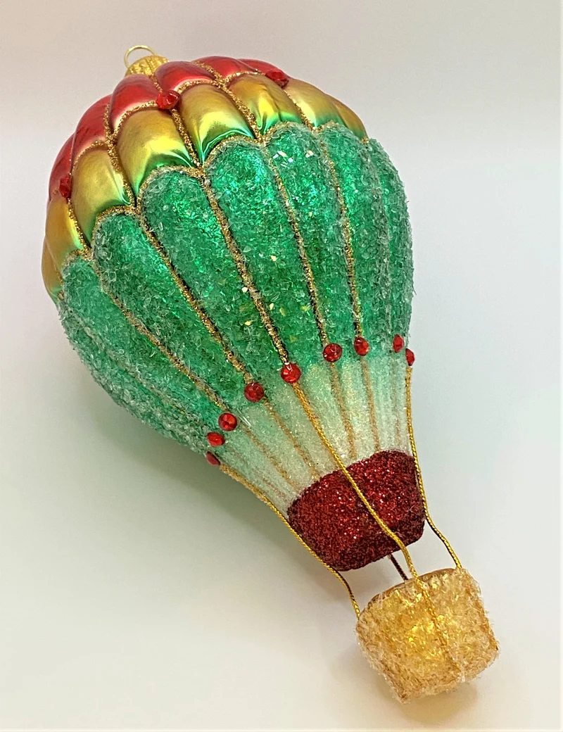 Bunter Heissluftballon mit goldenem Korb