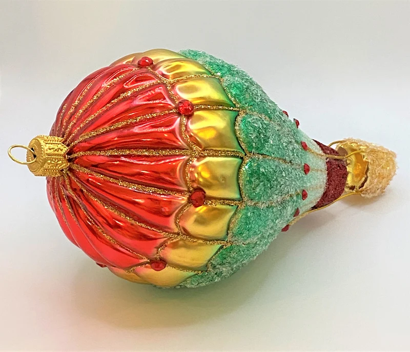 Bunter Heissluftballon mit goldenem Korb