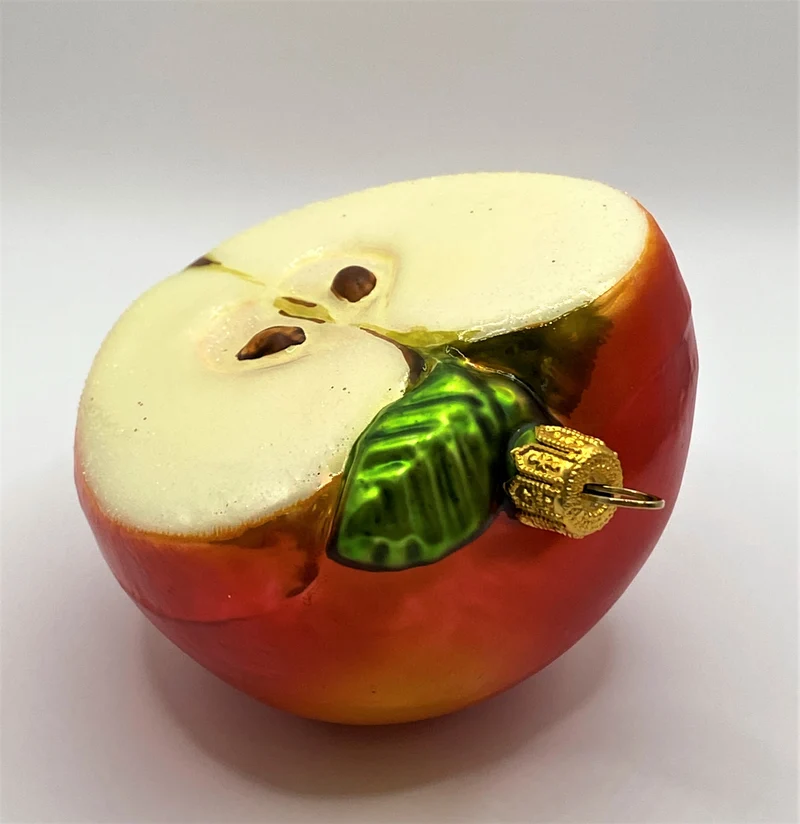 Halber roter Apfel mit Apfelkernen