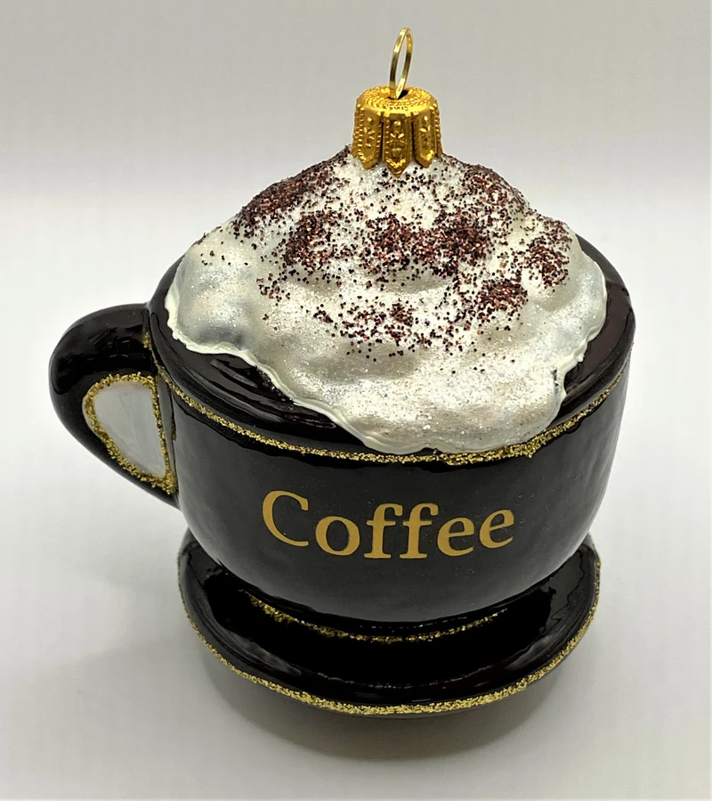 Kaffee mit Schlagsahn in brauner Tasse