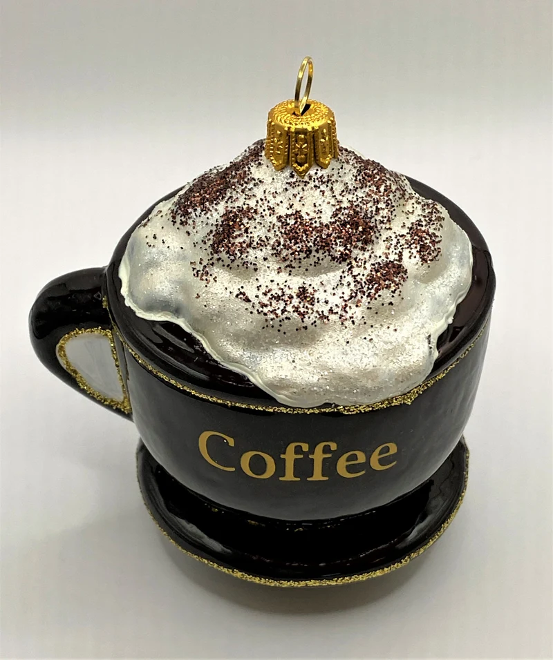 Kaffee mit Schlagsahn in brauner Tasse