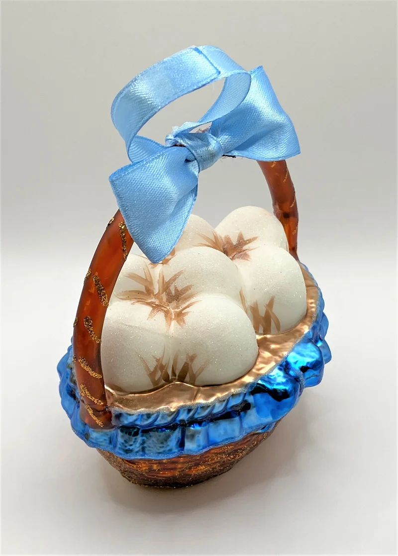 Eier-Körbchen mit blauer Schleife