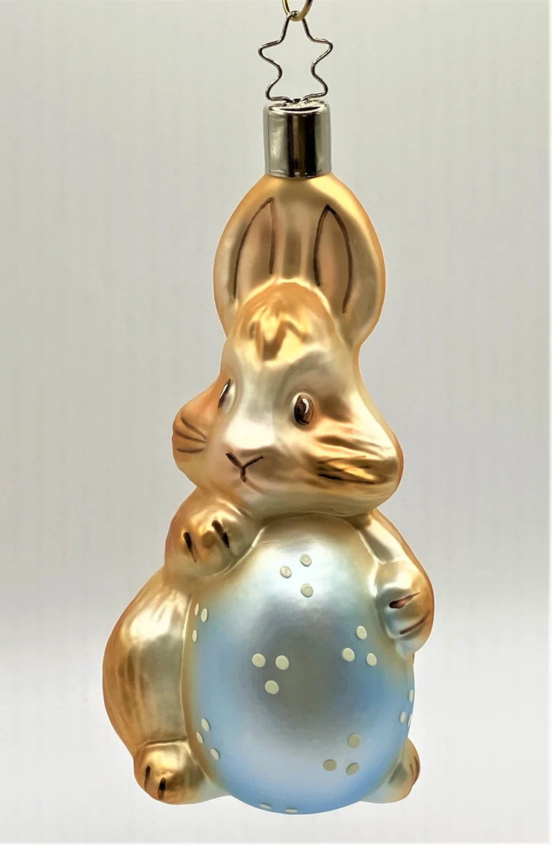 Der Osterhase erfreut sich am hellblauen Osterei