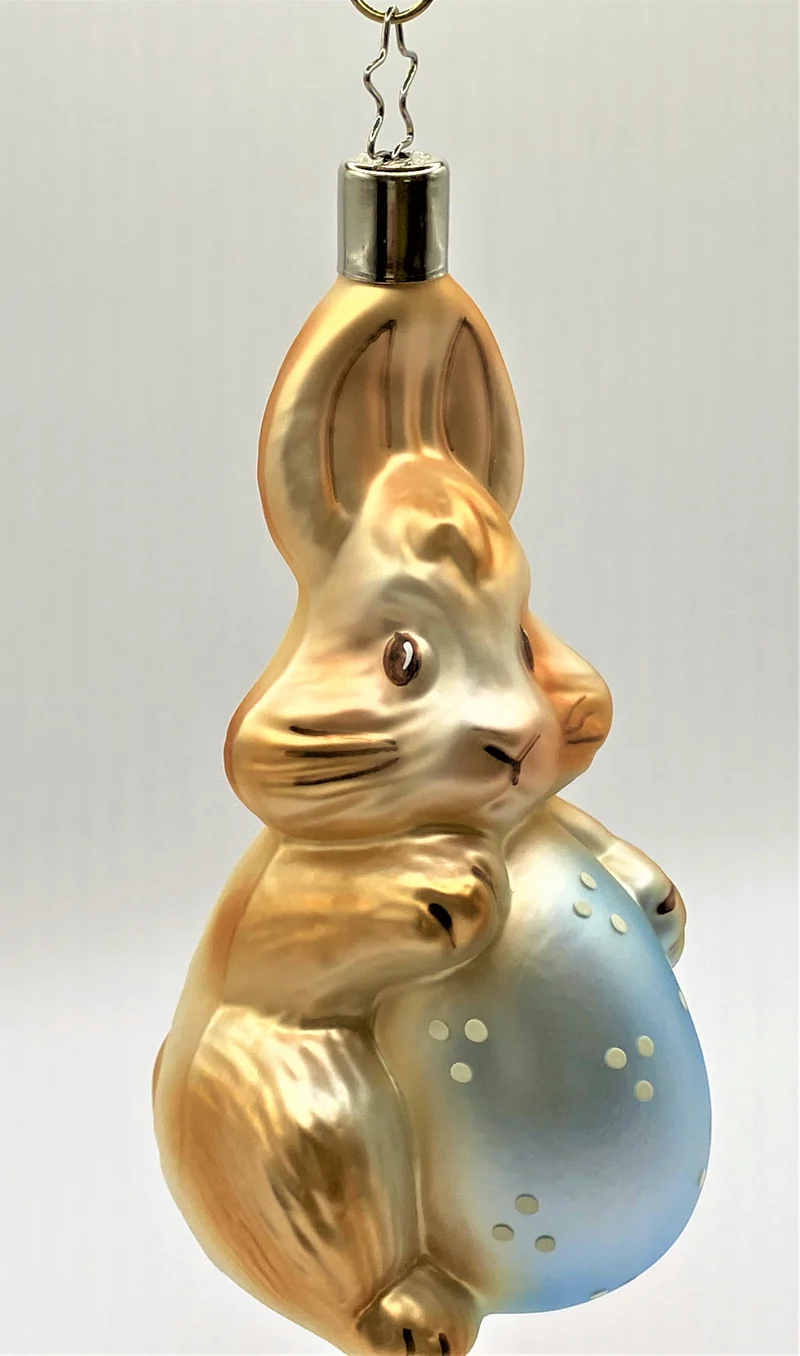 Der Osterhase erfreut sich am hellblauen Osterei