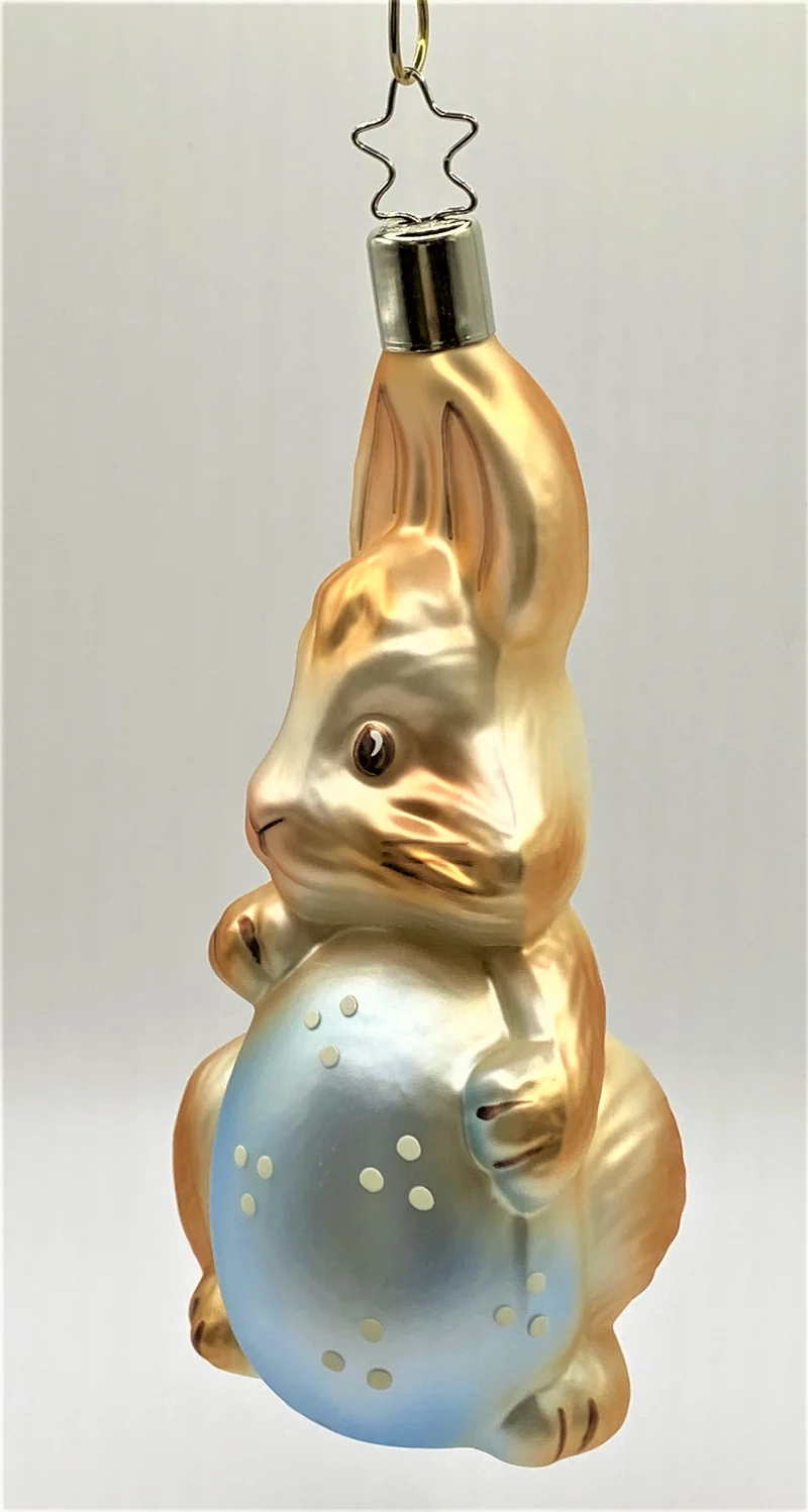 Der Osterhase erfreut sich am hellblauen Osterei