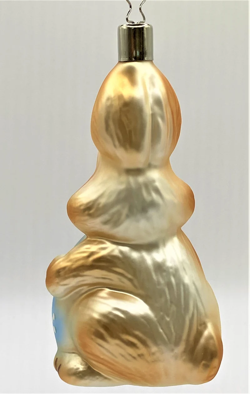 Der Osterhase erfreut sich am hellblauen Osterei