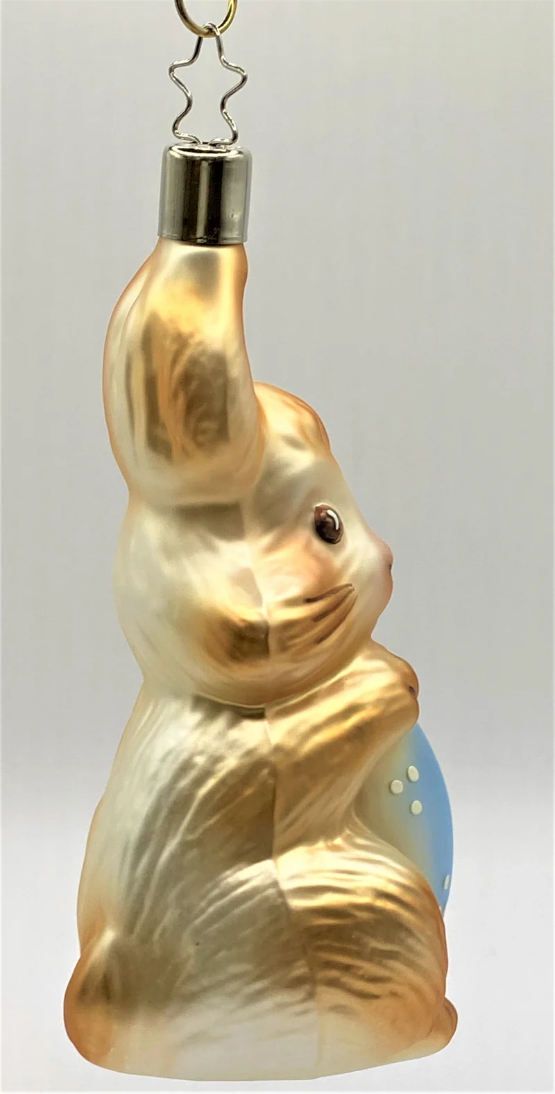 Der Osterhase erfreut sich am hellblauen Osterei