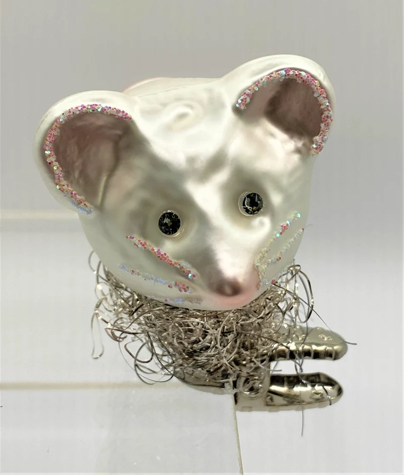 Weisse Maus mit Glitzeraugen auf Clip