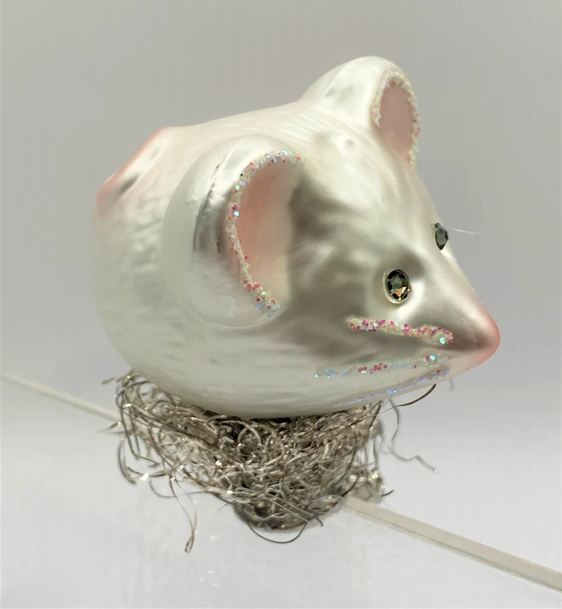 Weisse Maus mit Glitzeraugen auf Clip