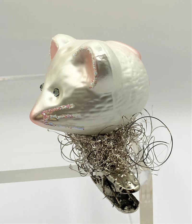 Weisse Maus mit Glitzeraugen auf Clip