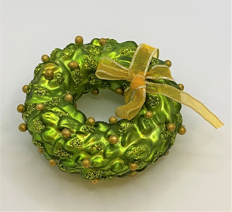 Grünes Kränzchen mit goldenen Schmucksteinchen