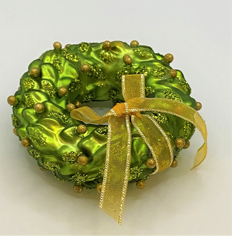 Grünes Kränzchen mit goldenen Schmucksteinchen