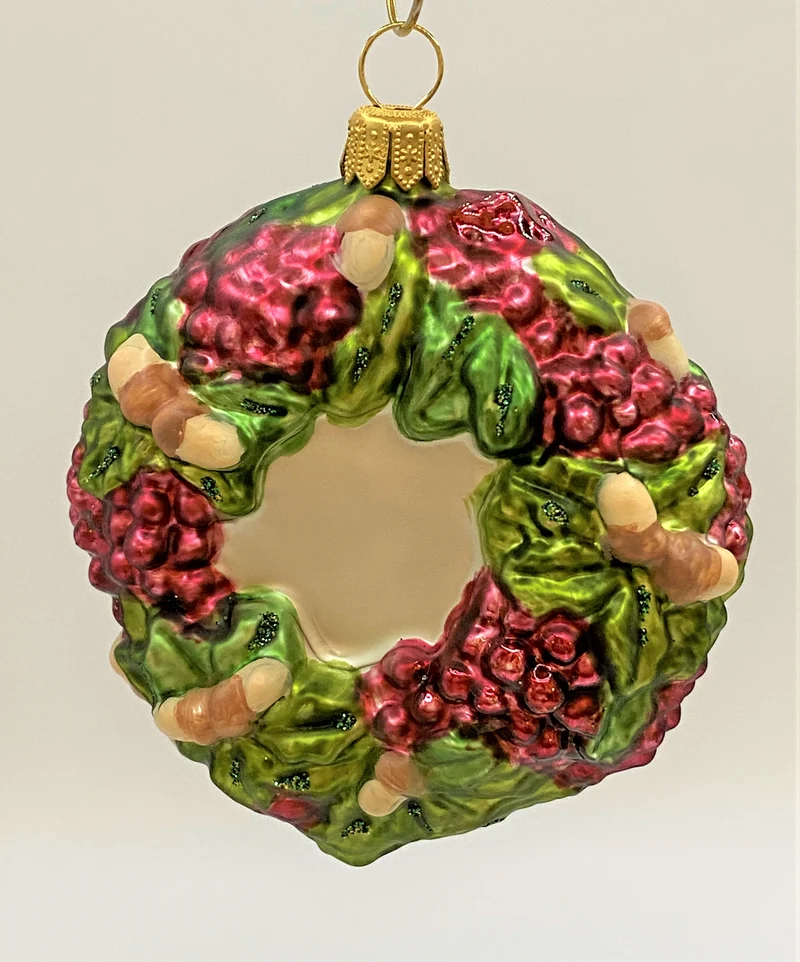 Kranz mit Nüssen und Beeren dekoriert